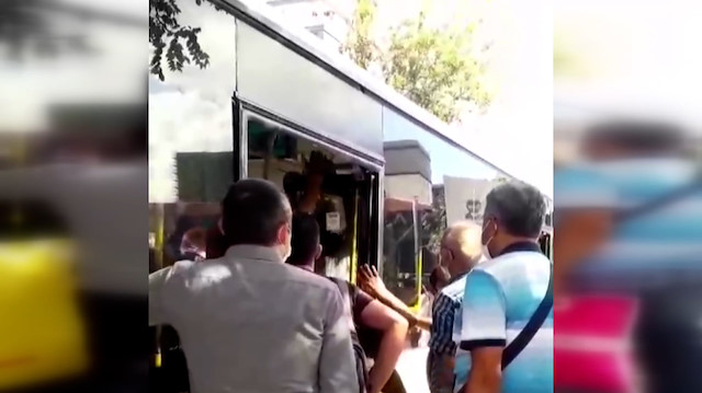 Kapısı bozulan İETT otobüsünü vatandaşlar tamir etmeye çalıştı
